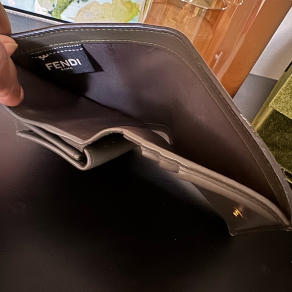 Fendi Olive Green Leather Women's Wallet / Includes C.O.A - Picture 3 of 4